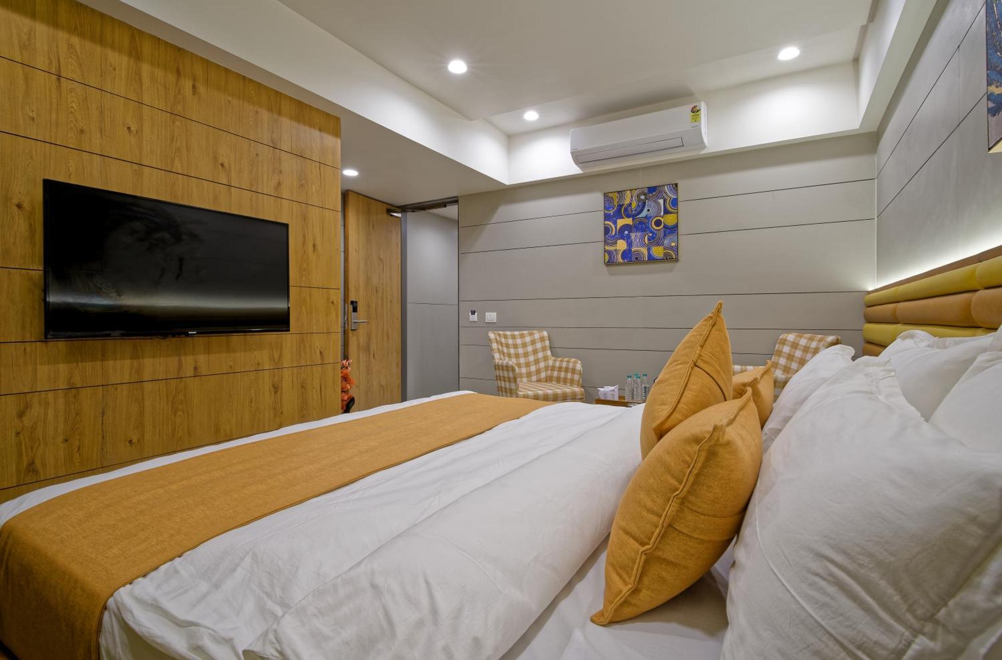 Hotel Lake Point Ahmedabad Exterior photo