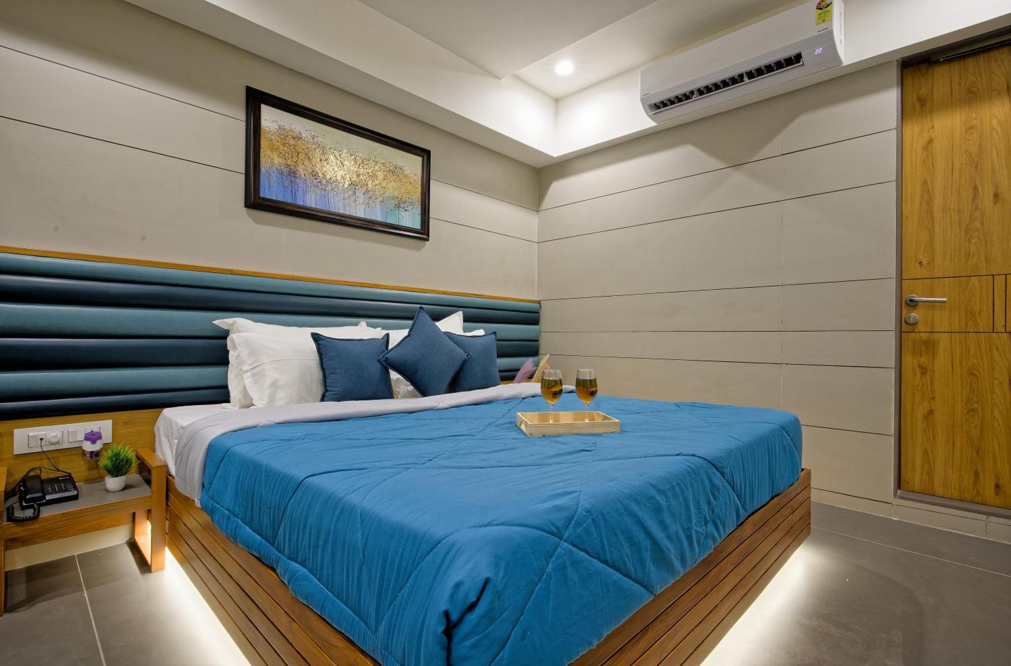 Hotel Lake Point Ahmedabad Exterior photo